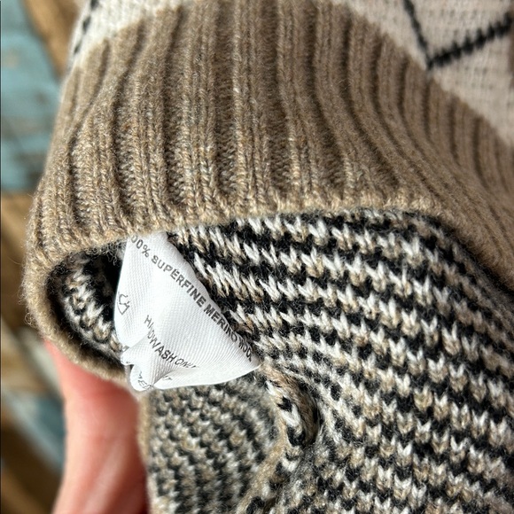 Classic Merino wool Sweater Vest in Brown and White - Picture 9 of 13